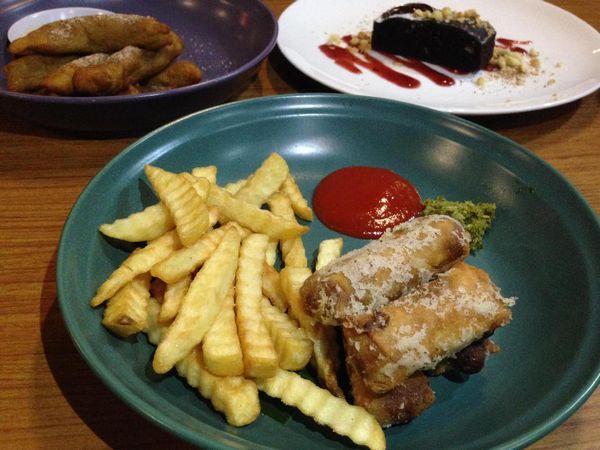 Mencicip Kreasi Lumpia Rendang hingga Churros Singkong yang Unik