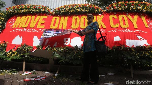 Karangan Bunga Move On Donk Coy di Balai Kota Dirusak