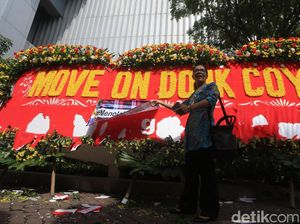 Karangan Bunga Move On Donk Coy di Balai Kota Dirusak
