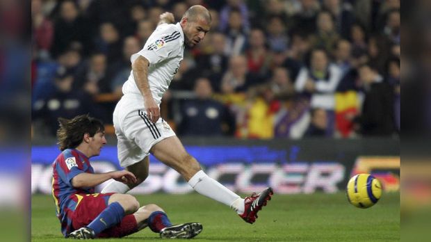 Real Madrid's French Zinedine Zidane (R) vies with Barcelona's Argentine Messi (L) during a Spanish Liga football match in Santiago Bernabeu stadium in Madrid, 19 November 2005. AFP PHOTO/ Pierre-Philippe MARCOU / AFP PHOTO / PIERRE-PHILIPPE MARCOU