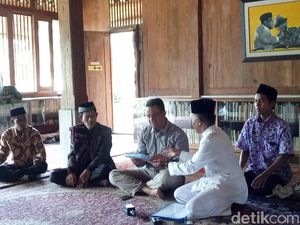 Dapat Alquran dari Santri, Anies Janji Jadi Gubernur yang Amanah