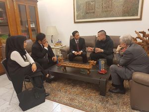 Ke KBRI Roma, Radja Nainggolan Bicara Pengembangan Talenta Muda Indonesia