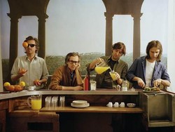 Phoenix Bawa Vending Machine untuk Jualan Merchandise di Turnya