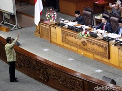 Momen Ketua Fraksi Gerindra Maju ke Depan Protes Ketok Palu Fahri
