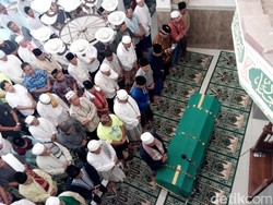 Puluhan Jamaah Salatkan Jenazah Bambang Gentolet