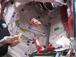 Intip Aksi Astronot NASA Meracik Peanut Butter & Jelly di Luar Angkasa