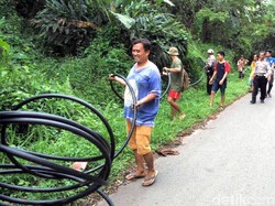Polisi di Cianjur Alirkan Air Bersih Ke Perkampungan Warga