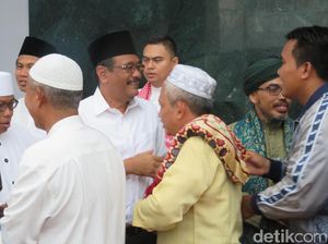 Djarot Khusyuk Dengarkan Khotbah Jumat di Masjid Raya Jakarta