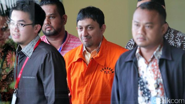 Ditahan KPK, Fahd A Rafiq Tebar Senyum Manis