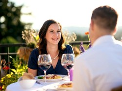 Siapa yang Sepatutnya Bayar Makan Saat Kencan Pertama? Ini Kata Netizen