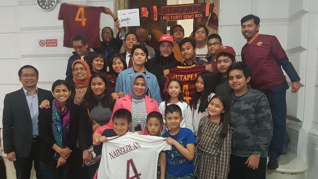 Ke KBRI Roma, Radja Nainggolan Bicara Pengembangan Talenta Muda Indonesia