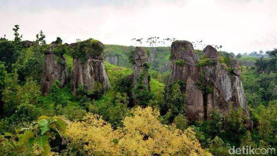 Betoh Soon adalah destinasi baru yang bisa traveler kunjungi di Bondowoso. Penampakannya mirip dengan Stonehenge dari Inggris. Batu-batu besar tersusun saling bertumpuk satu sama lain. Sampai sekarang belum ada yang tahu mengapa batu tersebut tersusun seperti itu (Narulita/detikTravel)