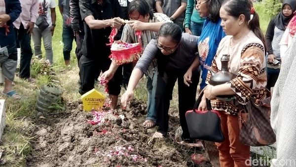 Bambang Gentolet Srimulat Dimakamkan di TPU Babat Jerawat