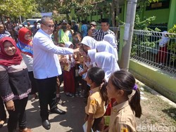 Menteri Desa Bagikan Ratusan Buku ke Siswa SD di Cirebon