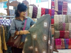Putus Sekolah, Wanita Ini Bisnis Songket Beromzet Rp 200 Juta/Bulan Putus Sekolah, Wanita Ini Bisnis Songket Beromzet Rp 200 Juta/Bulan