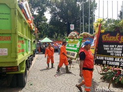 Pasukan Oranye Mulai Angkut Karangan Bunga dari Balai Kota ke Monas