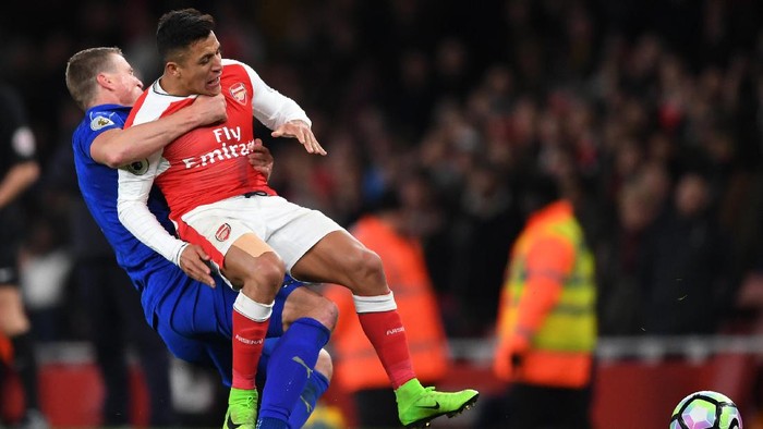 Bibir Bengkak Alexis Sanchez Dibalas Luka Kecil di Jari Robert Huth