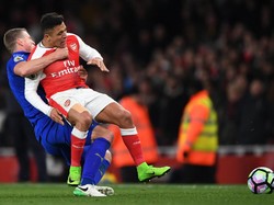 Bibir Bengkak Alexis Sanchez Dibalas Luka Kecil di Jari Robert Huth