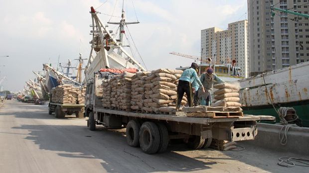 Distribusi semen melalui laut menjadi salah satu upaya efisiensi yang juga dilakukan Indocement untuk menghemat biaya transportasi.