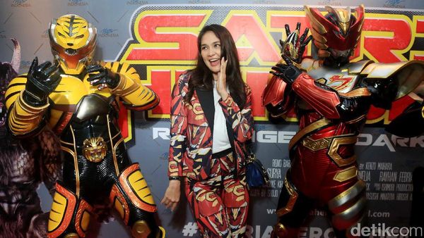 Luna Maya Tak Sendiri di Premiere Film Reino Barack