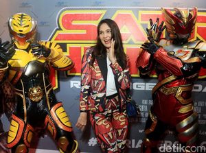 Luna Maya Tak Sendiri di Premiere Film Reino Barack