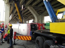 Truk Tangki Pertamina Terguling di Koja, 2 Ruas Jalan Ditutup