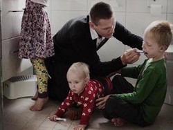 Kisah Pria Swedia yang Cuti Kerja 9 Bulan Demi Urus Anak