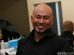 Cukup 3 Jam Deddy Corbuzier Tangkap Akun yang Ngaku Keluarga Ayu Ting Ting