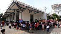Antusiasme Warga Masih Membludak di Balai Kota