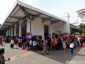 Antusiasme Warga Masih Membludak di Balai Kota