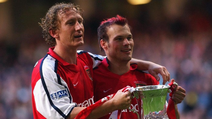 4 May 2002:  Arsenals two goalscorers Ray Parlour and Fredrik Ljungberg lift the cup after the AXA sponsored FA Cup Final between Arsenal and Chelsea played at the Millennium Stadium, in Cardiff, Wales. Arsenal won the match and cup 2-0. DIGITAL IMAGE. (Photo by Shaun Botterill/Getty Images)