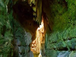 Melihat Isi Gua Cermin di Flores