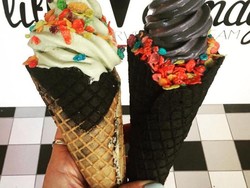 Sluurp! Uniknya Es Krim Serba Hitam Pekat dari Los Angeles