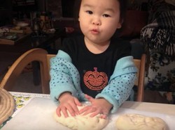 Menggemaskan! Balita 2 Tahun Ini Pintar Membantu Orangtuanya Memasak