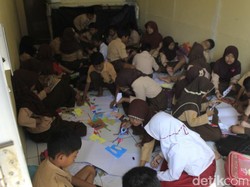 Sekolah Kebanjiran, Siswa SD Andir Baleendah Belajar di Pengungsian