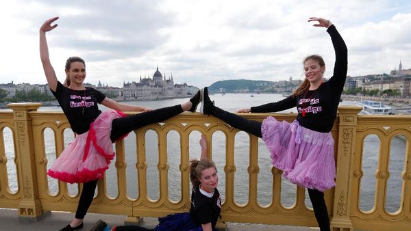 Penari Muda Hungaria Ramaikan Hari Dansa Sedunia