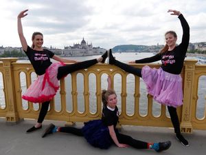 Penari Muda Hungaria Ramaikan Hari Dansa Sedunia Penari Muda Hungaria Ramaikan Hari Dansa Sedunia