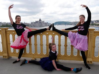 Penari Muda Hungaria Ramaikan Hari Dansa Sedunia