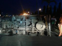 Truk Boks Terbalik di Tol Veteran Arah Serpong