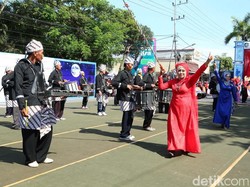 Uniknya Lansia Ikut Festival Marching Band Etnik Ala Banyuwangi