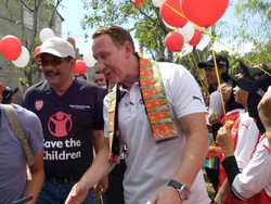 Bersama Legenda Arsenal, Djarot Resmikan Lapangan Futsal di Semper