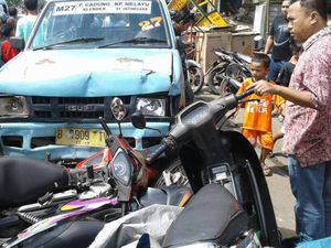 Video: Angkot Tabrak Motor di Jakbar, 8 Orang Luka-luka Video: Angkot Tabrak Motor di Jakbar, 8 Orang Luka-luka