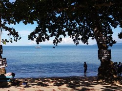 Akhir Pekan Santai di Pantai Lambesu Sulawesi Tenggara