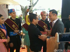 Bu Ani, Agus, dan Sandiaga Hadiri Pameran Foto Sylviana