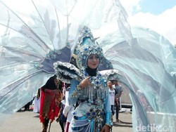 Para Wanita Cantik Bersiap Ikutan Parade Kostum di Cilegon