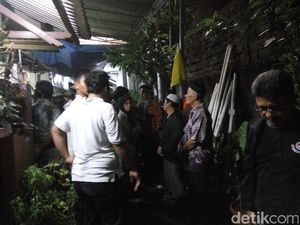 Jenazah Sudinar Korban Kecelakaan di Puncak Tiba di Rumah Duka