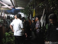 Jenazah Sudinar Korban Kecelakaan di Puncak Tiba di Rumah Duka