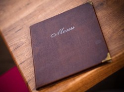 Inspiratif! Restoran Ini Sediakan Menu Braille untuk Pelanggan Tuna Netra