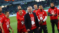 Ini merupakan trofi kedua dari Carlo Ancelotti buat Bayern, setelah sebelumnya mengantar Die Roten menjuarai Piala Super Jerman (Foto: REUTERS/Kai Pfaffenbach)