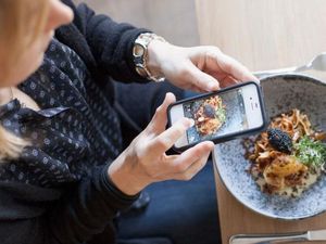 Unggah Foto Makanan di Instagram Bisa Membuat Orang Makan Lebih Sehat Unggah Foto Makanan di Instagram Bisa Membuat Orang Makan Lebih Sehat
